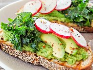 Рецепта Здравословен засищащ авокадо тост (сандвич) с пълнозърнест хляб